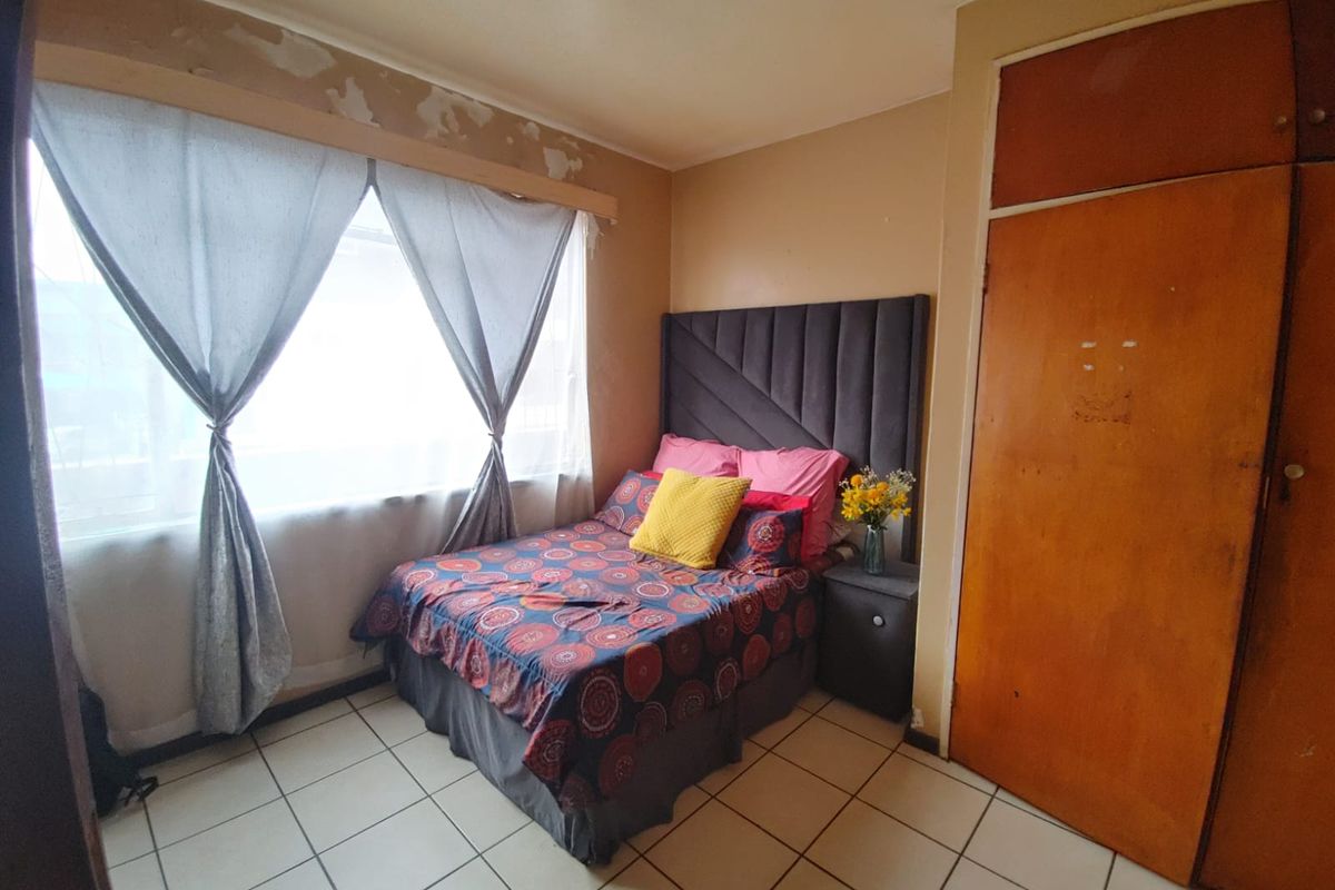 🌇 Modern 1-Bedroom Flat with Balcony in the Heart of Vereeniging CBD - Photo 2