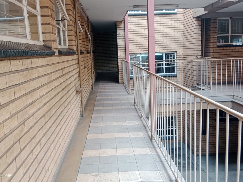 Modern & Convenient 1-Bedroom Flat in the Heart of Vereeniging CBD - Photo 8