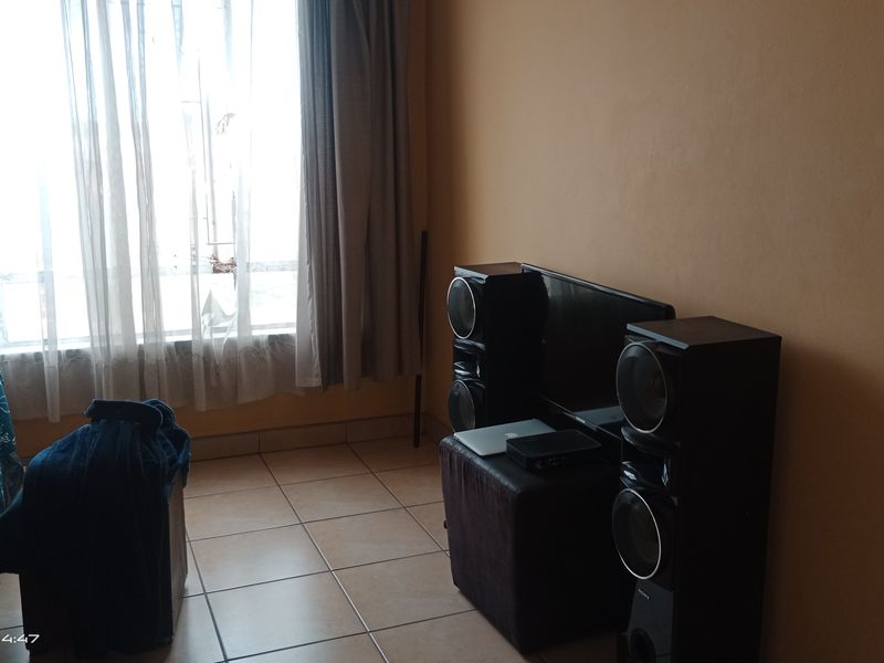 Modern & Convenient 1-Bedroom Flat in the Heart of Vereeniging CBD - Photo 3