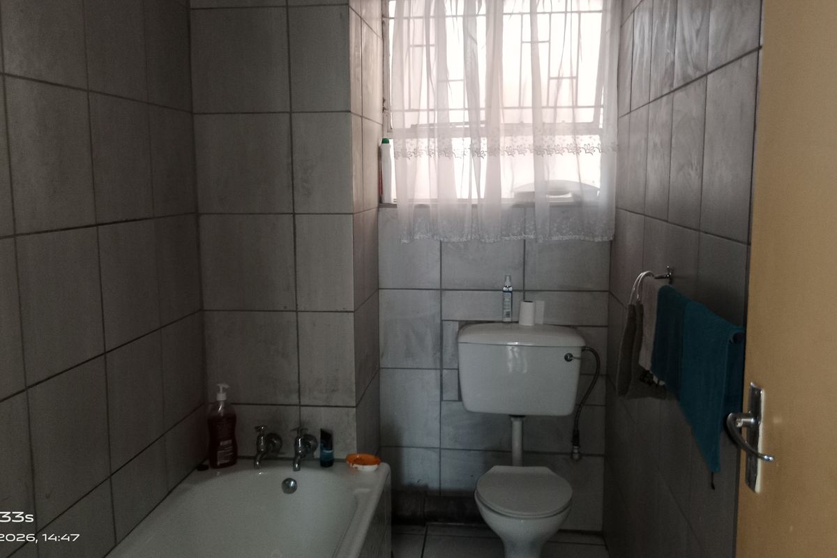 Modern & Convenient 1-Bedroom Flat in the Heart of Vereeniging CBD - Photo 2