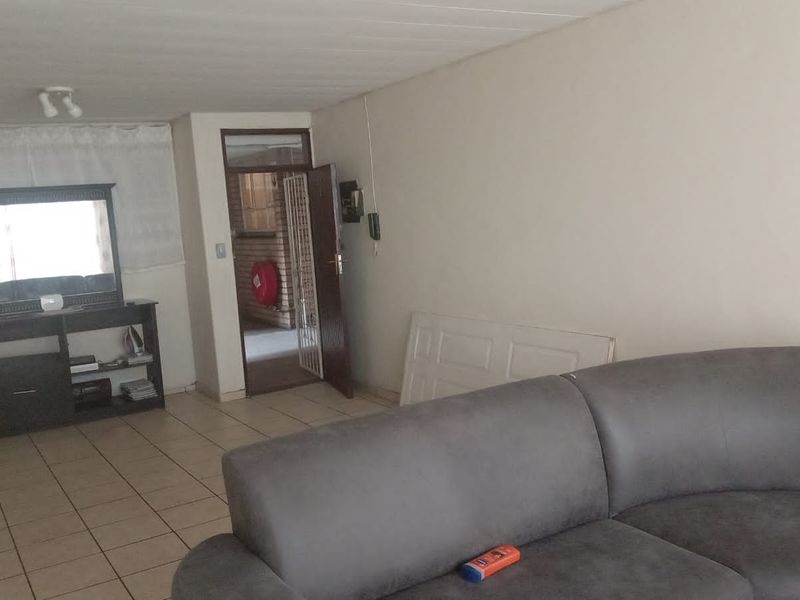 Elegant 1-Bedroom Flat in a Well-Established Complex – Vereeniging CBD Living at Its Best! - Photo 7