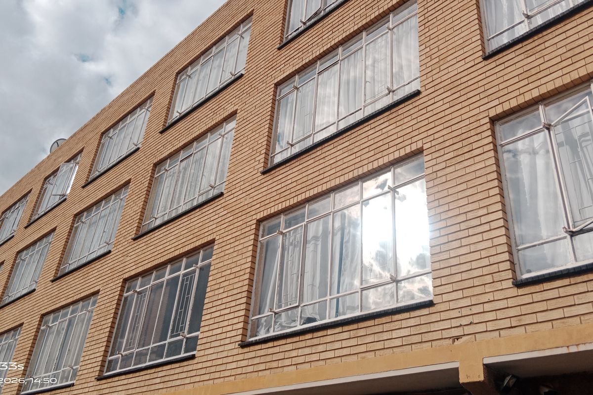 🏡 Spacious 2-Bedroom Flat in a Well-Established Complex – Prime Vereeniging CBD Location - Photo 4