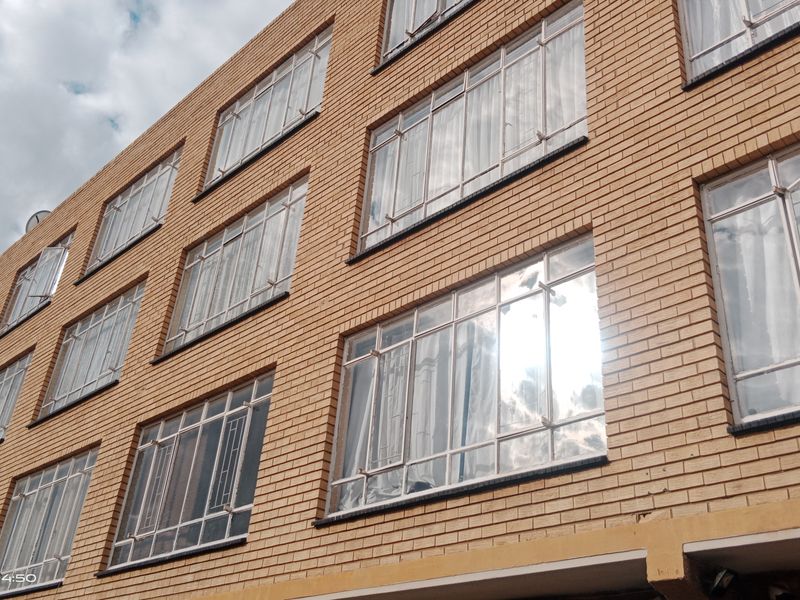 🏡 Spacious 2-Bedroom Flat in a Well-Established Complex – Prime Vereeniging CBD Location - Photo 4