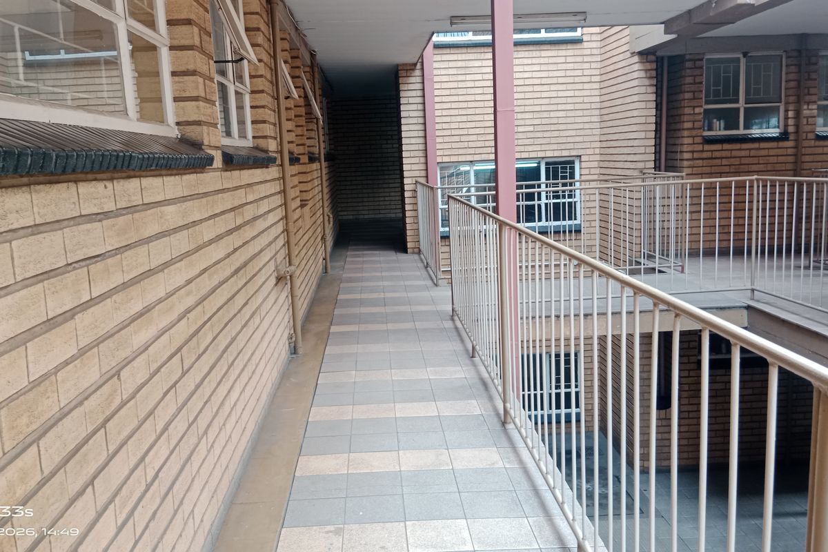 🏡 Spacious 2-Bedroom Flat in a Well-Established Complex – Prime Vereeniging CBD Location - Photo 3