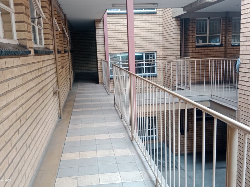 🏡 Spacious 2-Bedroom Flat in a Well-Established Complex – Prime Vereeniging CBD Location - Photo 1