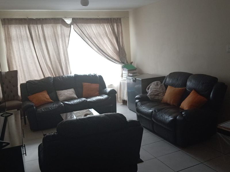 🏡 Spacious 2-Bedroom Flat in a Well-Established Complex – Prime Vereeniging CBD Location - Photo 10