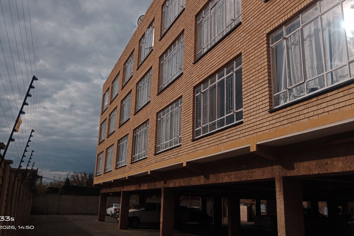 🏡 Spacious 2-Bedroom Flat in a Well-Established Complex – Prime Vereeniging CBD Location - Photo 5