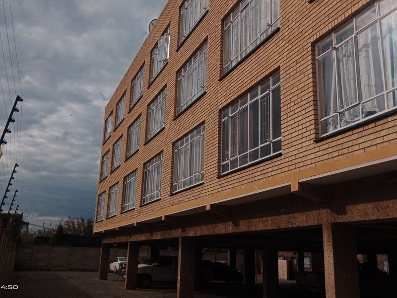 🏡 Spacious 2-Bedroom Flat in a Well-Established Complex – Prime Vereeniging CBD Location - Photo 5