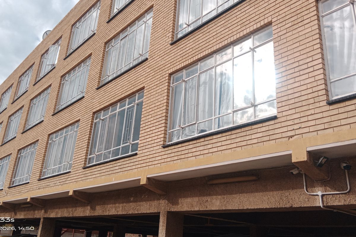 🏡 Spacious 2-Bedroom Flat in a Well-Established Complex – Prime Vereeniging CBD Location - Photo 2