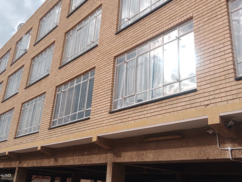 🏡 Spacious 2-Bedroom Flat in a Well-Established Complex – Prime Vereeniging CBD Location - Photo 2