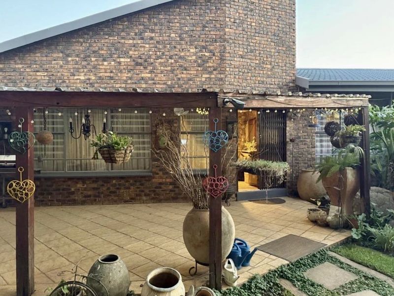 Charming Family Home with Pool, Borehole & Exceptional Extras in Central Vanderbijlpark - Photo 10