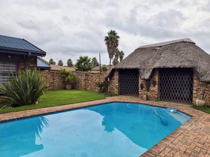 Charming Family Home with Pool, Borehole & Exceptional Extras in Central Vanderbijlpark - Photo 9