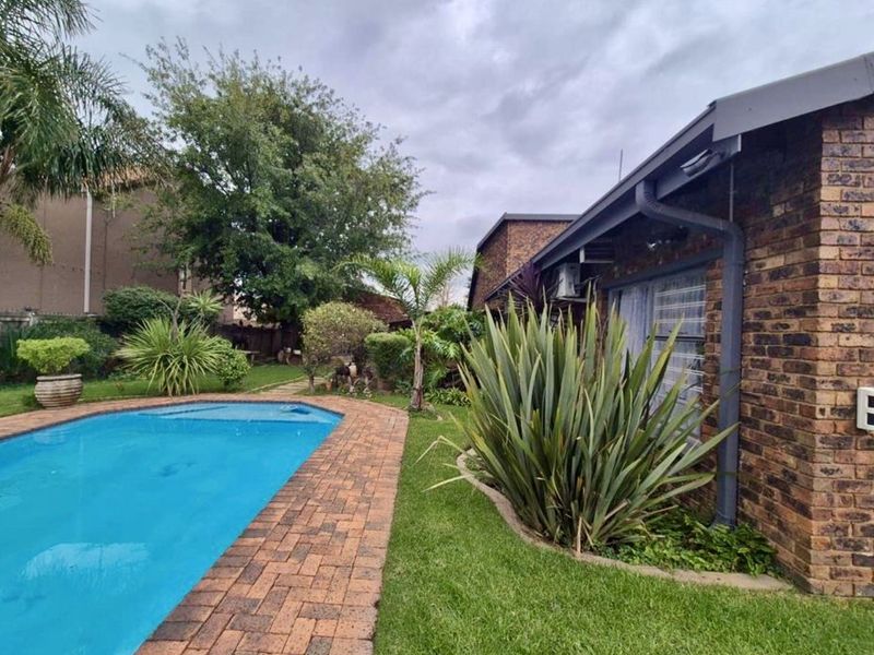 Charming Family Home with Pool, Borehole & Exceptional Extras in Central Vanderbijlpark - Photo 8