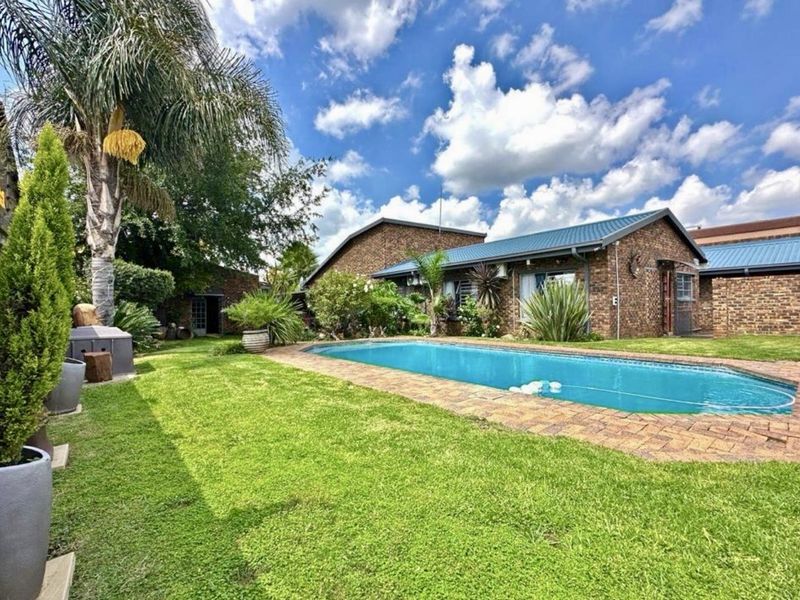 Charming Family Home with Pool, Borehole & Exceptional Extras in Central Vanderbijlpark - Photo 7
