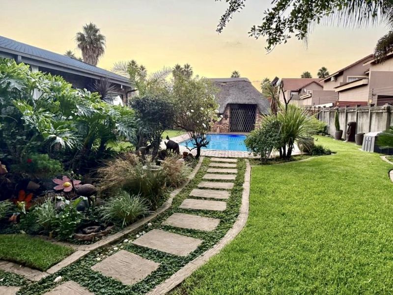 Charming Family Home with Pool, Borehole & Exceptional Extras in Central Vanderbijlpark - Photo 3