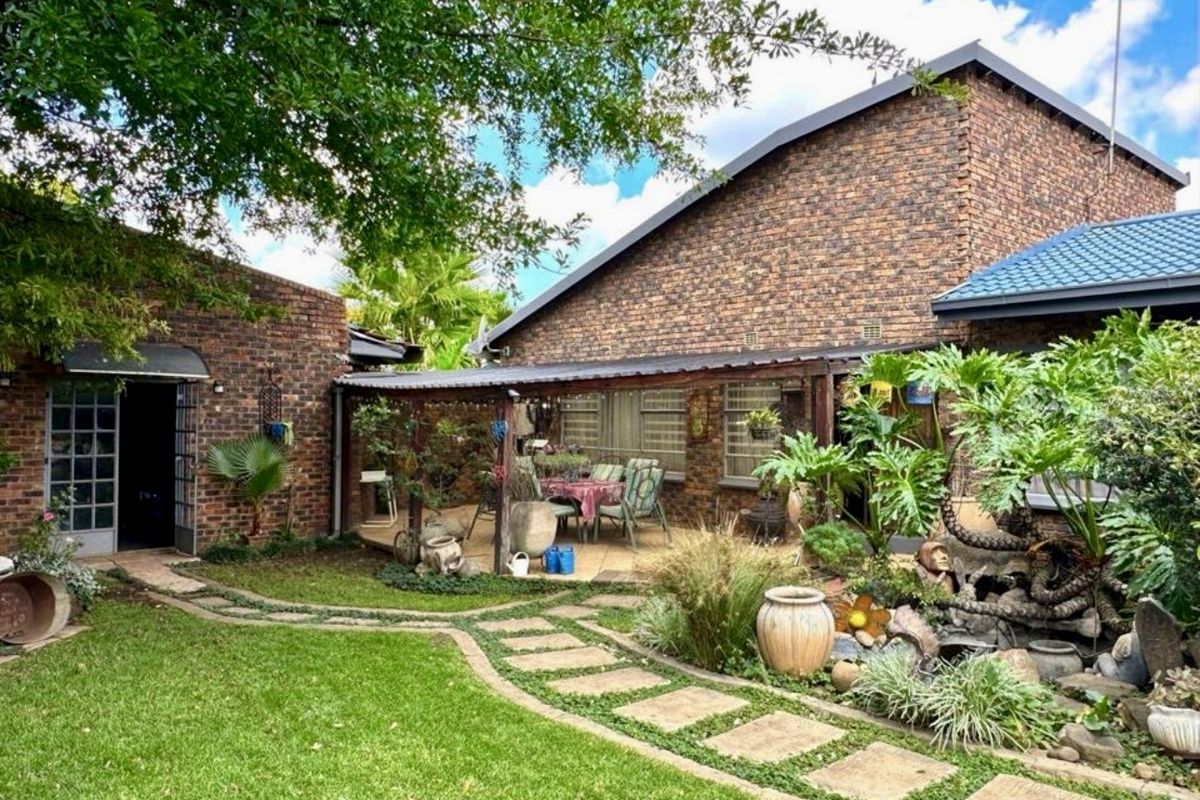 Charming Family Home with Pool, Borehole & Exceptional Extras in Central Vanderbijlpark - Photo 2