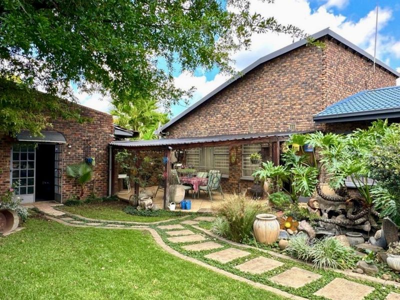 Charming Family Home with Pool, Borehole & Exceptional Extras in Central Vanderbijlpark - Photo 2