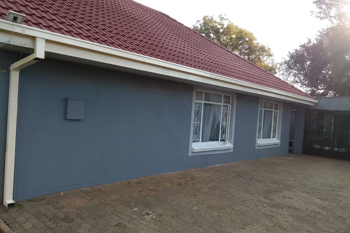 3 Bedroom - Photo 2