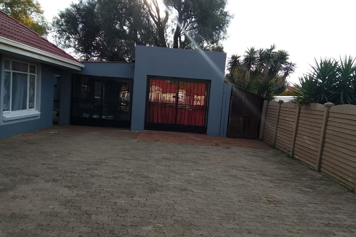 3 Bedroom - Photo 4
