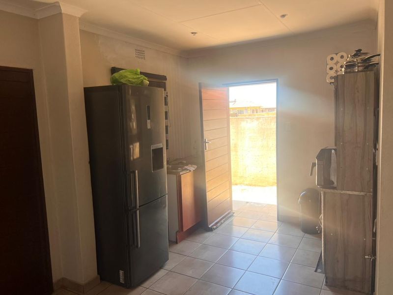 🌴 Charming 2-Bedroom Home in Sought-After Miami Sands – Perfect for Comfortable Living! - Photo 7