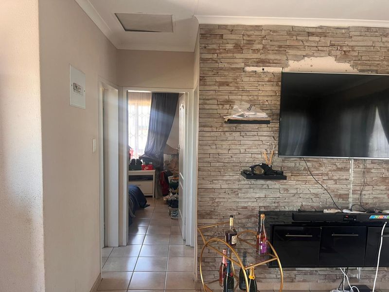 🌴 Charming 2-Bedroom Home in Sought-After Miami Sands – Perfect for Comfortable Living! - Photo 6