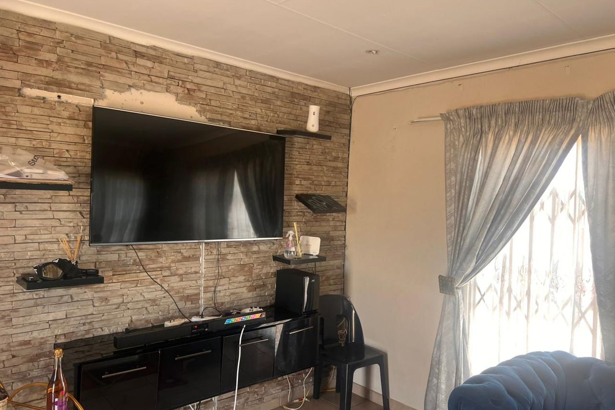 🌴 Charming 2-Bedroom Home in Sought-After Miami Sands – Perfect for Comfortable Living! - Photo 2