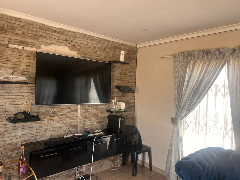 🌴 Charming 2-Bedroom Home in Sought-After Miami Sands – Perfect for Comfortable Living! - Photo 2