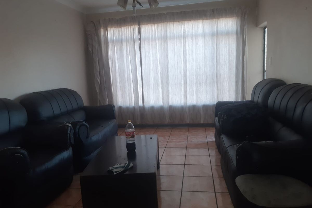 ✨ Comfortable & Convenient 2-Bedroom Flat in the Heart of Vereeniging CBD ✨ - Photo 4