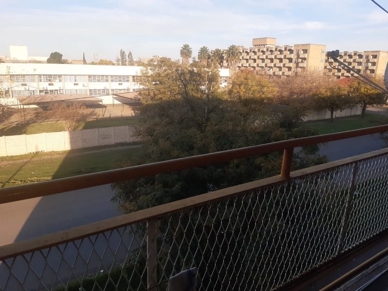 ✨ Comfortable & Convenient 2-Bedroom Flat in the Heart of Vereeniging CBD ✨ - Photo 7