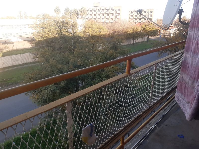 ✨ Comfortable & Convenient 2-Bedroom Flat in the Heart of Vereeniging CBD ✨ - Photo 6
