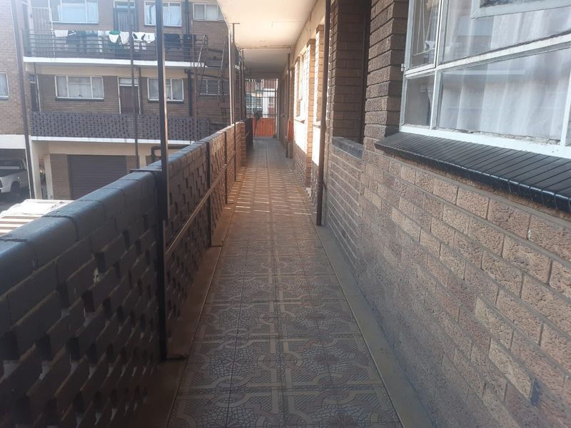 🌟 Charming 1-Bedroom Flat with Balcony & Secure Garage – Perfect Lock-Up-and-Go! - Photo 1