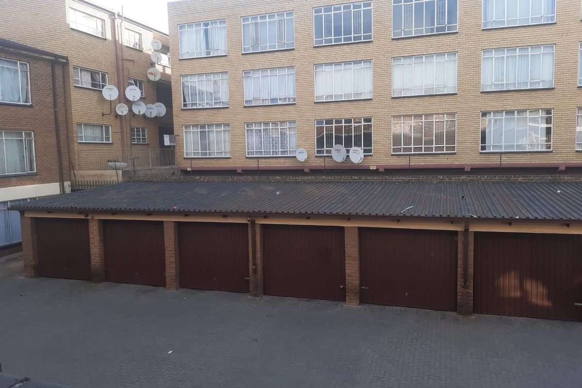 🌟 Charming 1-Bedroom Flat with Balcony & Secure Garage – Perfect Lock-Up-and-Go! - Photo 3