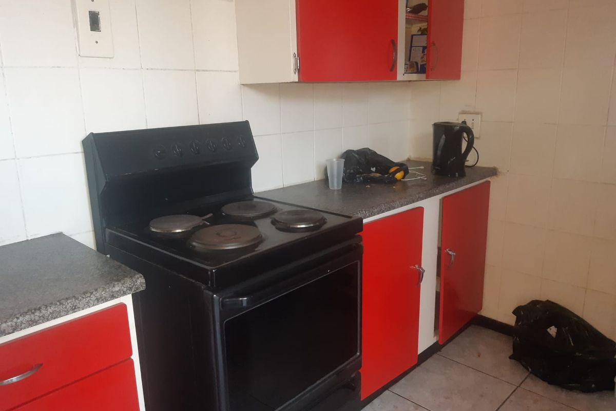 🌟 Charming 1-Bedroom Flat with Balcony & Secure Garage – Perfect Lock-Up-and-Go! - Photo 2