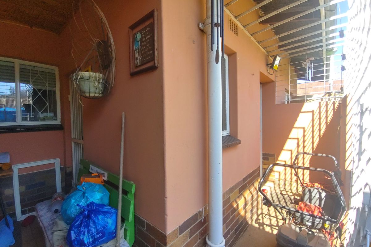 Spacious Family Home with Excellent Extras in Vanderbijlpark - Photo 5