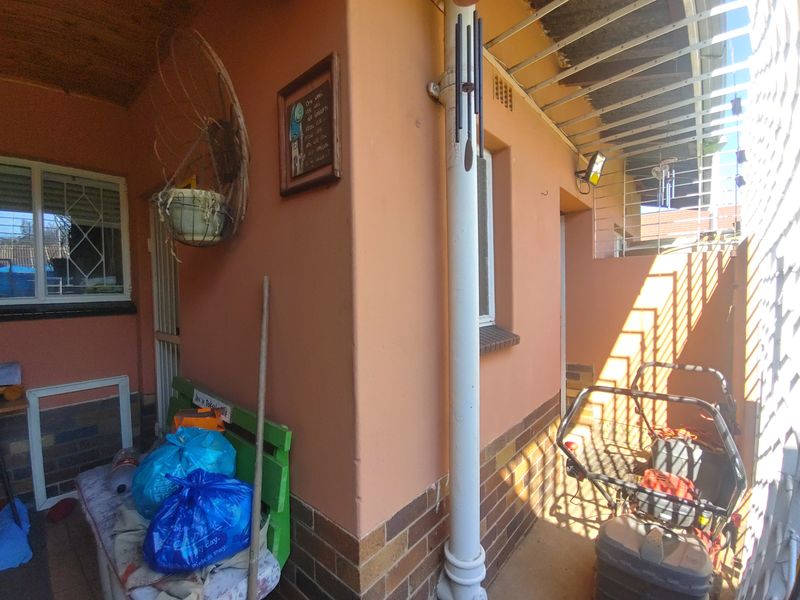 Spacious Family Home with Excellent Extras in Vanderbijlpark - Photo 5