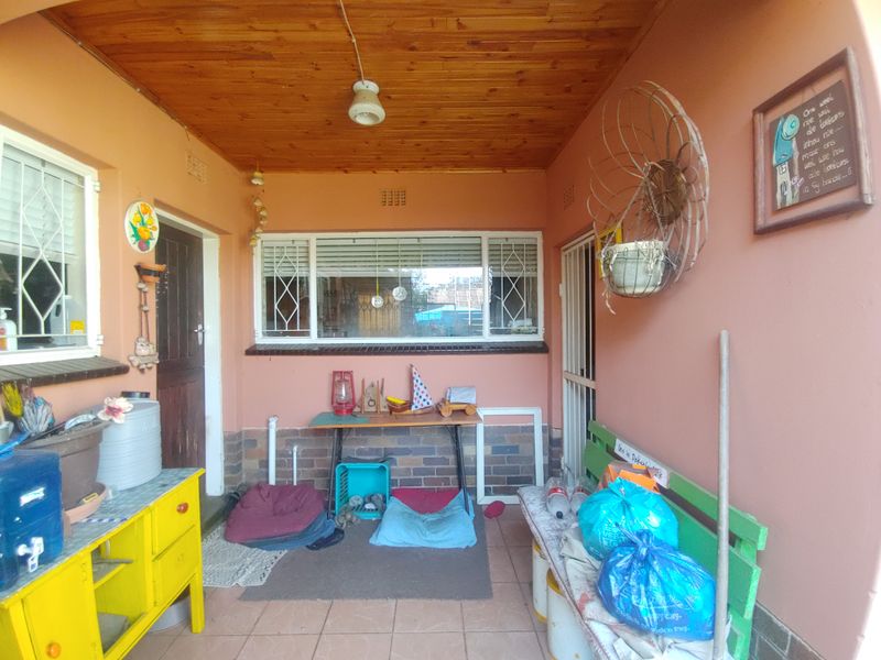Spacious Family Home with Excellent Extras in Vanderbijlpark - Photo 4