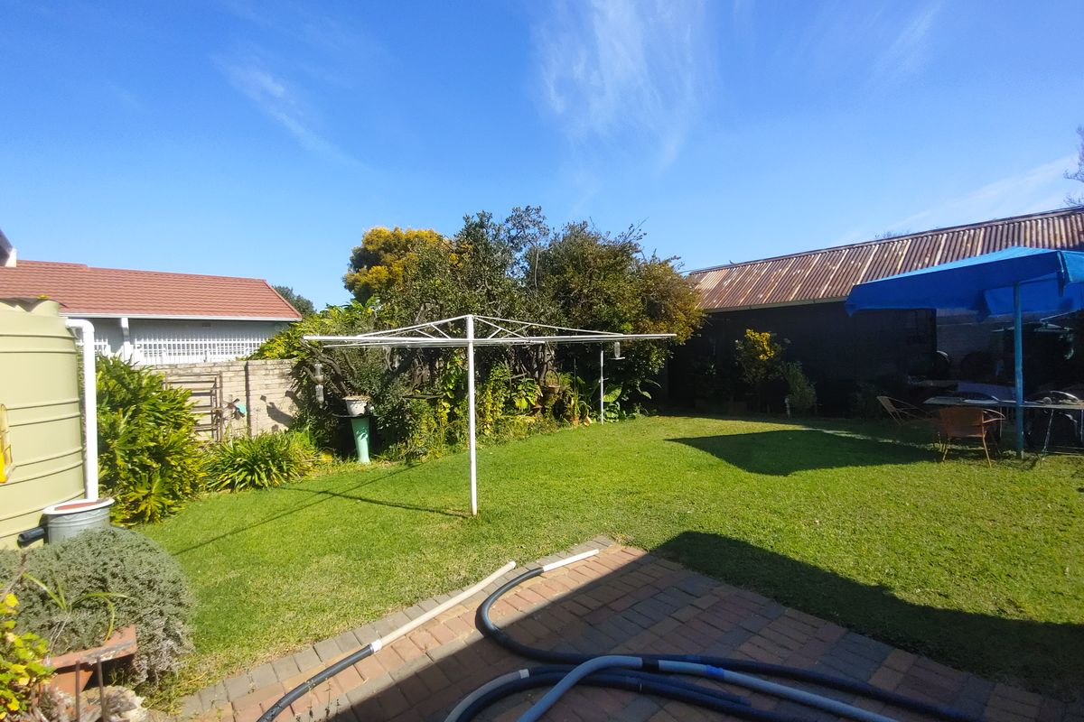 Spacious Family Home with Excellent Extras in Vanderbijlpark - Photo 3