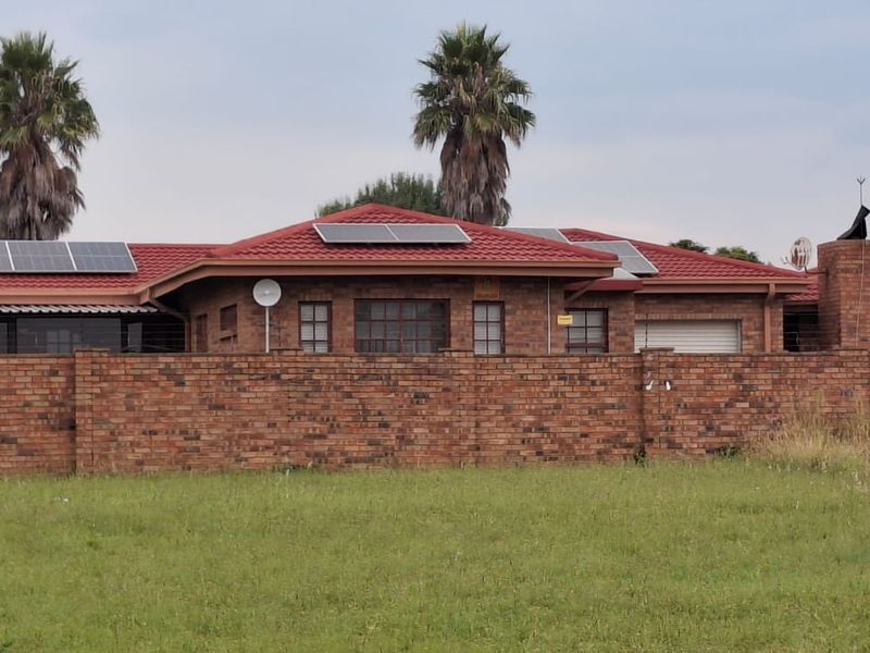 Modern 3-Bedroom Sectional Title Home with Solar Power in a Secure Complex - Photo 1