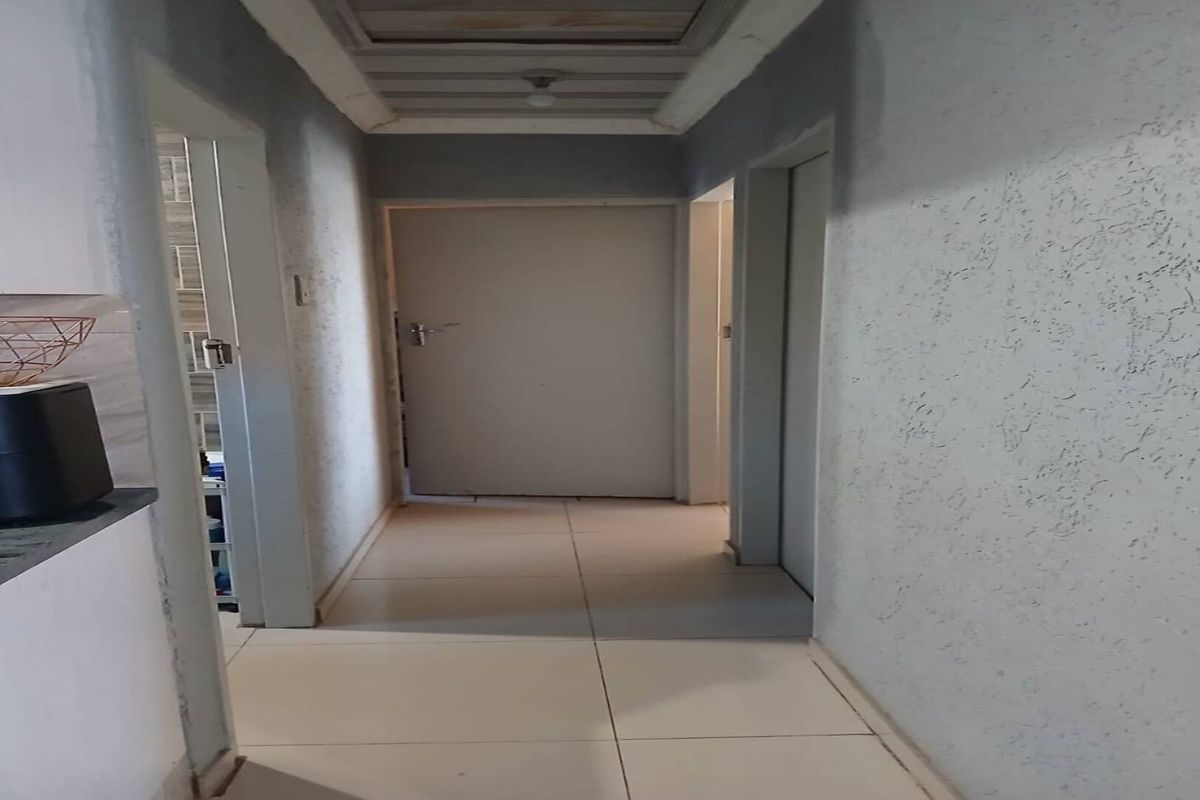 Perfect Starter Home in Savanna City - Photo 4