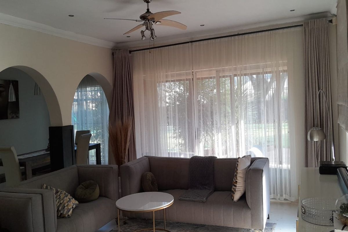 Elegant Family Home with Entertainment Paradise - Photo 3