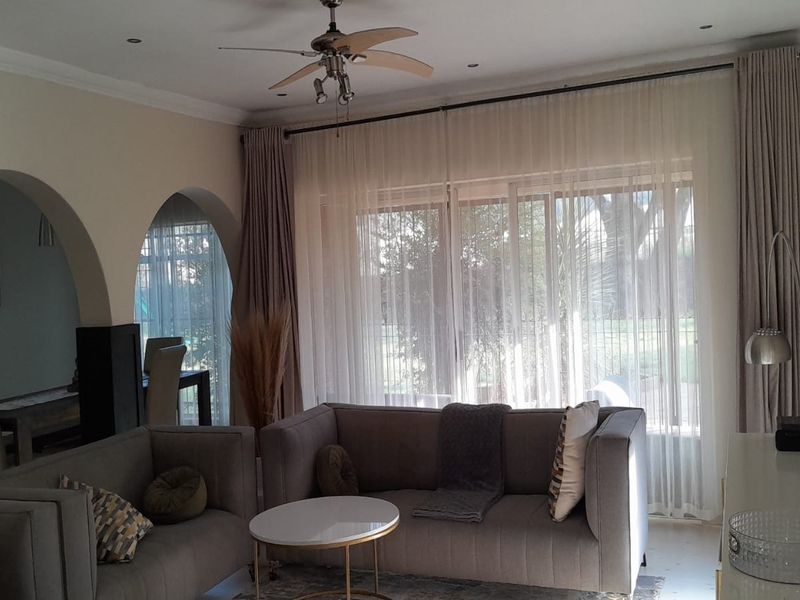 Elegant Family Home with Entertainment Paradise - Photo 3
