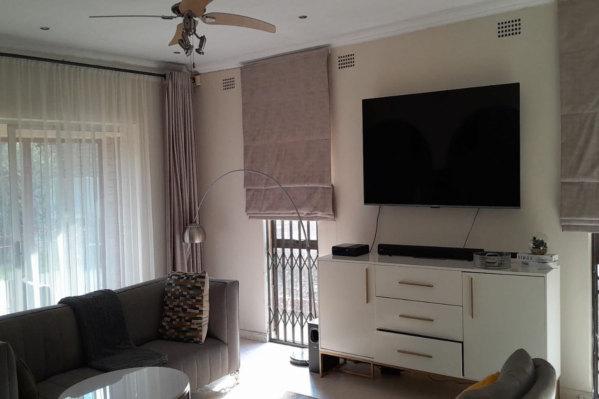 Elegant Family Home with Entertainment Paradise - Photo 2