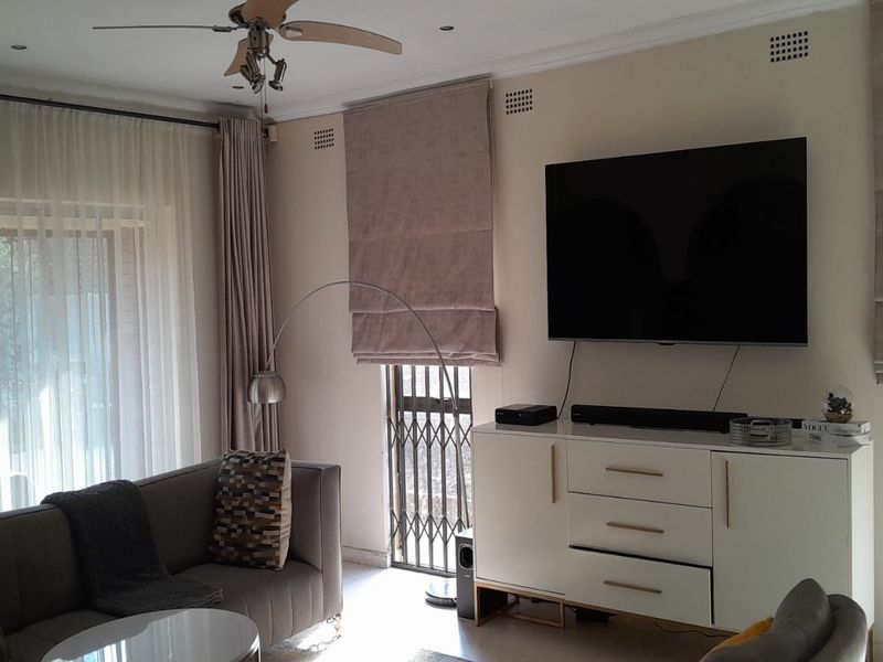 Elegant Family Home with Entertainment Paradise - Photo 2