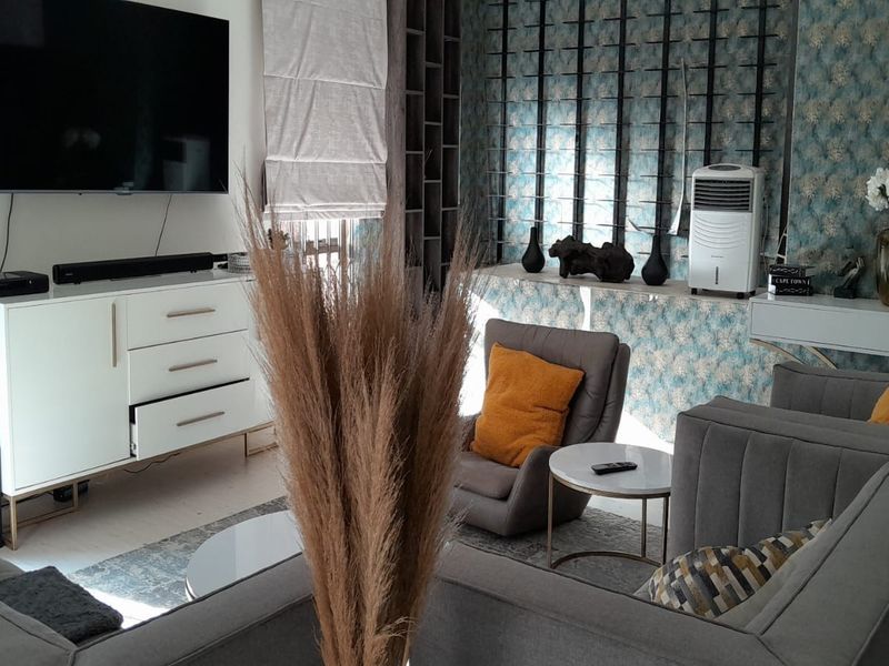Elegant Family Home with Entertainment Paradise - Photo 1