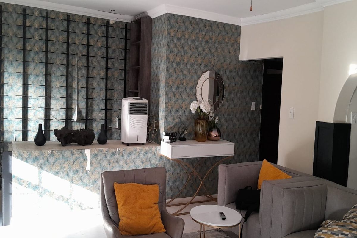 Elegant Family Home with Entertainment Paradise - Photo 4