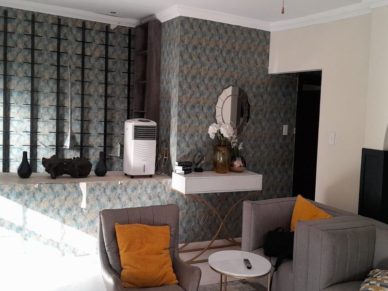 Elegant Family Home with Entertainment Paradise - Photo 4