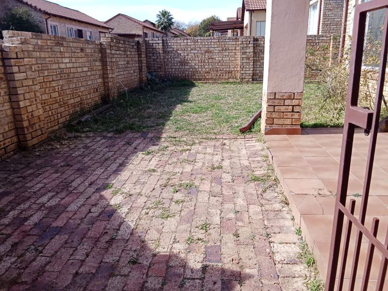 🏡 FOR SALE – BEAUTIFUL 2 BEDROOM TOWNHOUSE 🏡 - Photo 8