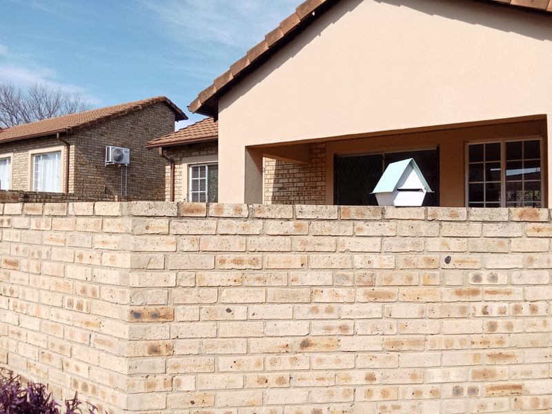🏡 FOR SALE – BEAUTIFUL 2 BEDROOM TOWNHOUSE 🏡 - Photo 7