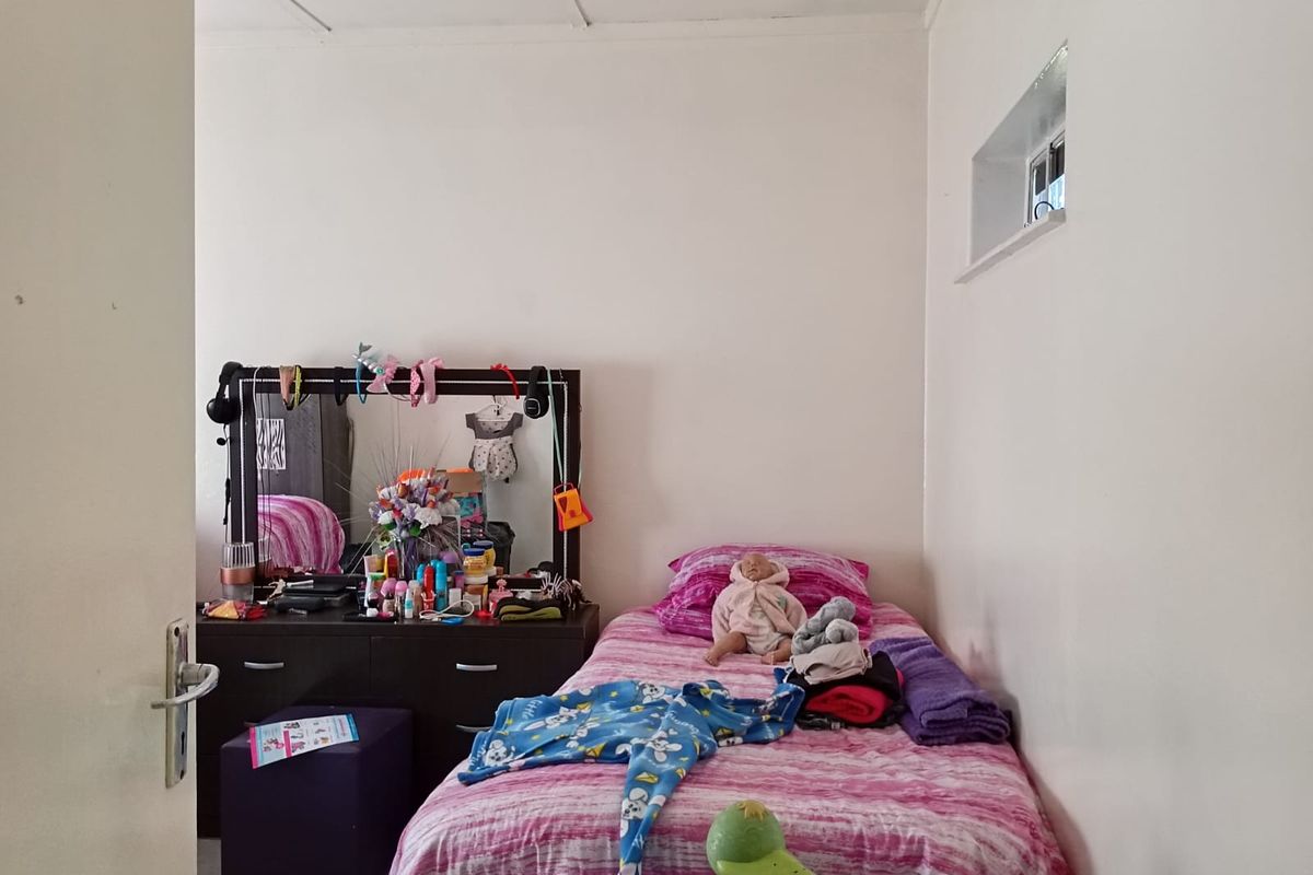 A functional bedroom featuring a high-level horizontal window and standard interior finishes.