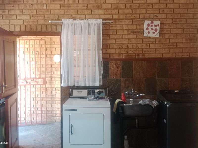 🌊 Riverside Luxury Lodge on the Vaal – A Rare 9-Bedroom Retreat with Breathtaking Views - Photo 1